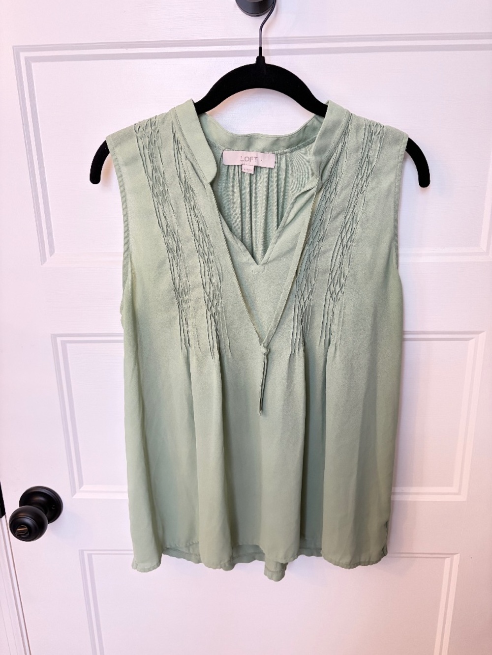 Loft sleeveless blouse M